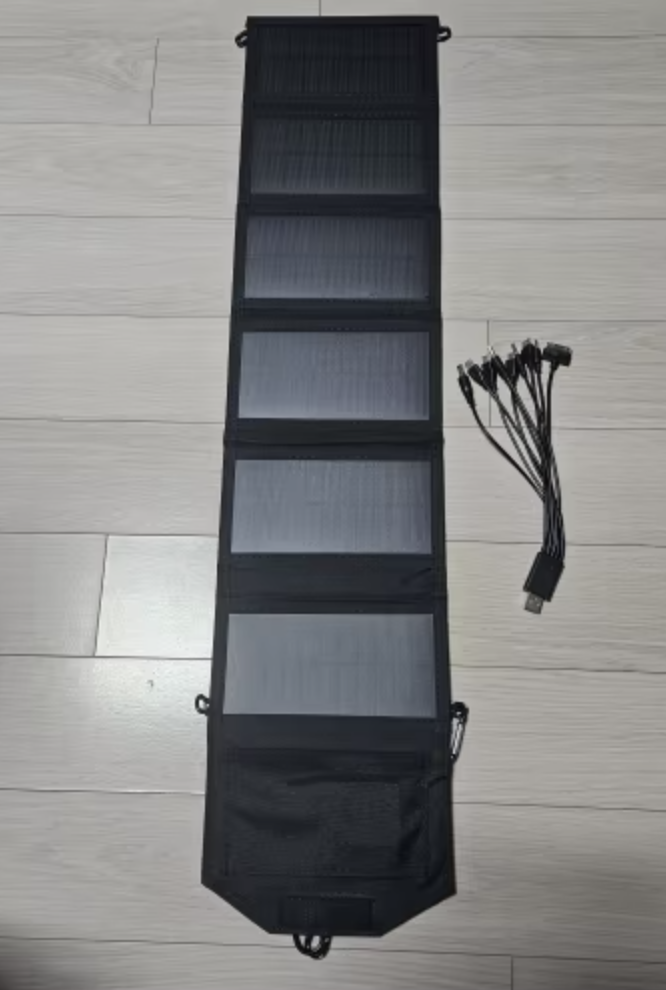 Panel solar desplegado con cables de carga