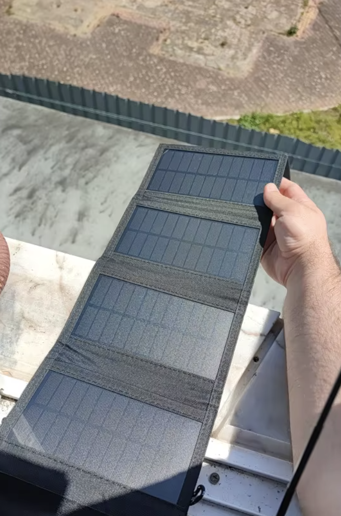Cliente sosteniendo panel solar plegable
